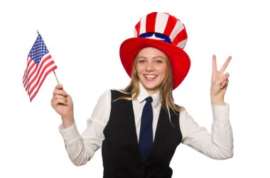 Amerikan sembollü şapka giyen bir kadın.