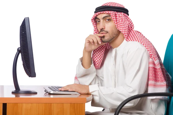 Hombre árabe trabajando en la oficina — Foto de Stock