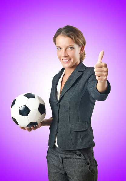 Affärskvinna med fotboll ger tummen upp — Stockfoto