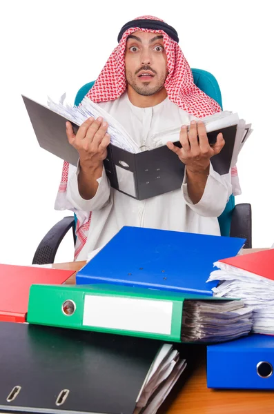 Homem árabe trabalhando no escritório — Fotografia de Stock