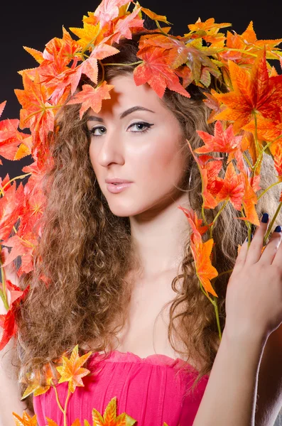 Femme avec des feuilles dans la nature concept — Photo