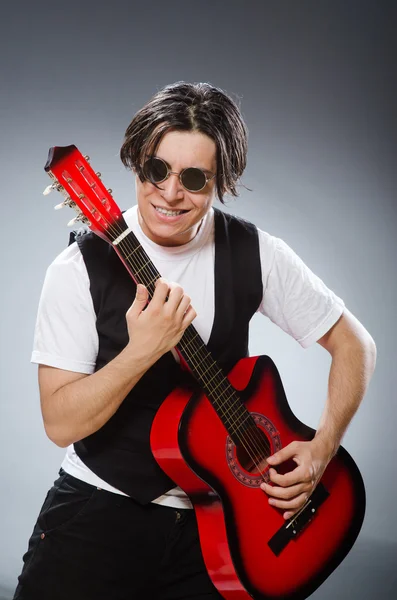 Zabawny gitarzysta w koncepcji muzycznej — Zdjęcie stockowe