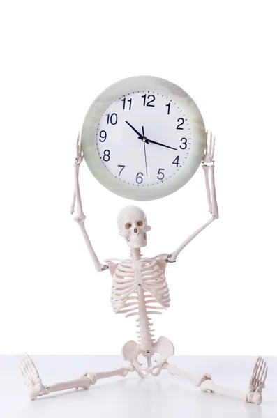 Skelett mit Uhr isoliert auf weiß — Stockfoto
