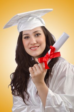 Sarı arka plan üzerinde mutlu mezunu