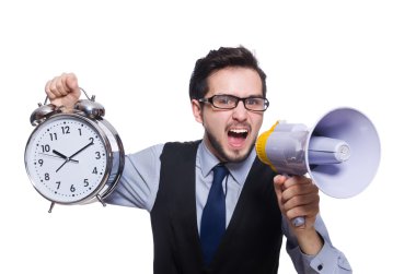 Çalar saati tutan genç işadamı beyaz üzerine izole edilmiş