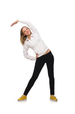 Beyazlar üzerinde egzersiz yapan kadın.