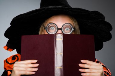 Kitap karanlık Studio ile cadı