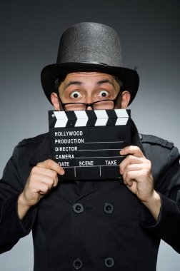 Dedektif siyah ceket gri karşı Klaket ile