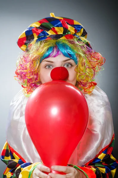 Drôle de clown dans le concept comique — Photo