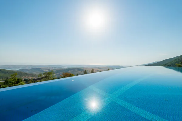 Piscina infinita no dia de verão brilhante — Fotografia de Stock