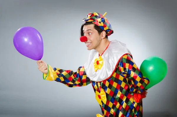 Clown mit Luftballons in lustigem Konzept — Stockfoto