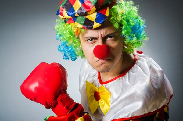 Lustiger Clown im komischen Konzept — Stockfoto