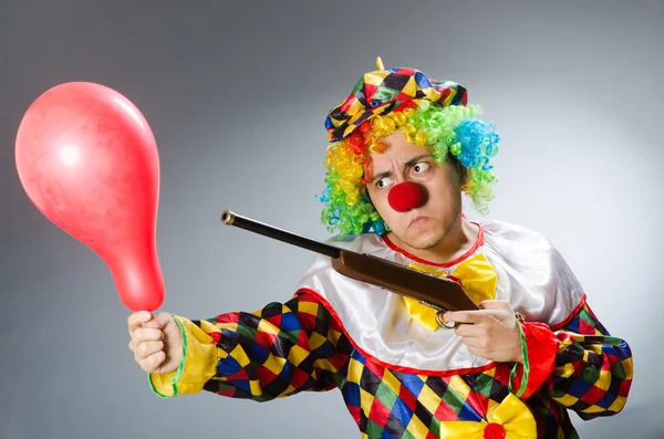 Clown met ballon en geweer in grappige concept — Stockfoto
