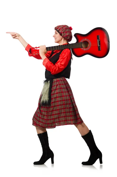Zabawna kobieta w szkockiej odzieży z gitarą — Zdjęcie stockowe