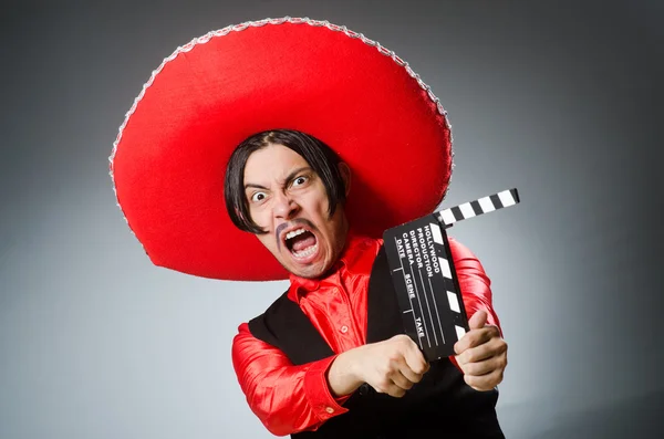 Mexicano con tablero de cine en concepto divertido —  Fotos de Stock