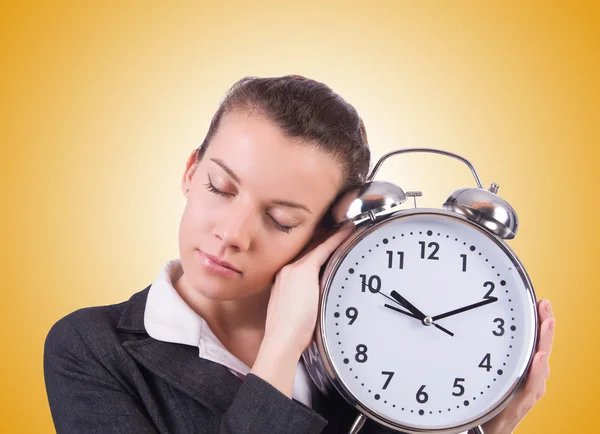 Femme avec horloge géante — Photo