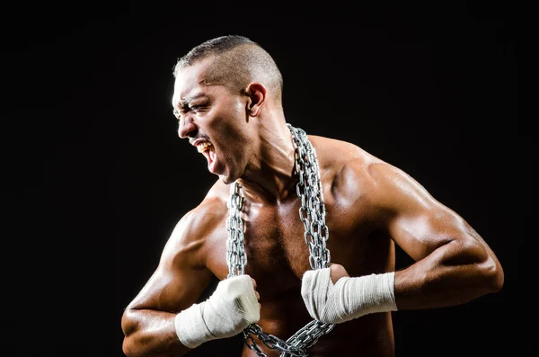 Homme musclé avec chaîne métallique — Photo