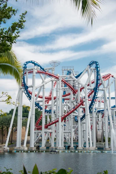 Chemin de fer de montagnes russes dans le parc d'attractions — Photo