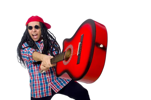 Mann mit Dreadlocks hält Gitarre isoliert auf weißem Hintergrund — Stockfoto