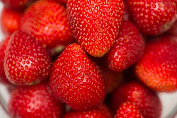 Erdbeeren auf der Auslage arrangiert — Stockfoto