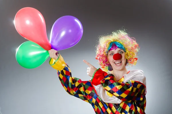 小丑带着气球的滑稽概念 免版税图库照片