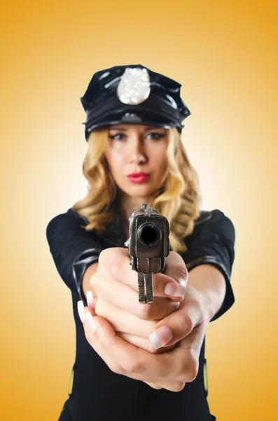 Молодая привлекательная женщина-полицейский — стоковое фото