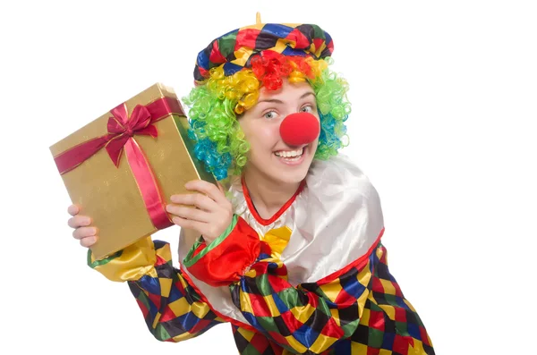 Clown con scatola regalo isolata su bianco — Foto Stock