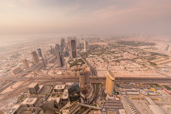 Панорама ночі Дубай під час піщаної бурі — стокове фото