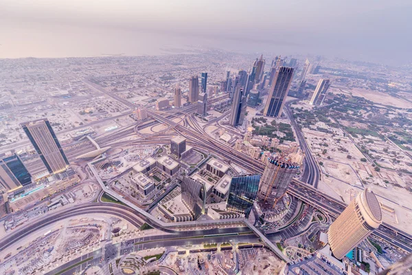 Panorama della notte Dubai durante la tempesta di sabbia — Foto Stock