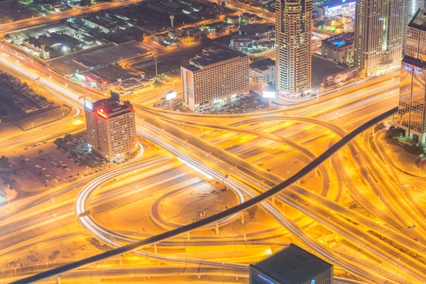 Verkehrsknotenpunkt Dubai in den Nachtstunden — Stockfoto