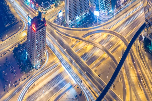 Verkehrsknotenpunkt Dubai in den Nachtstunden — Stockfoto