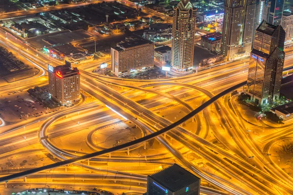 Dubai wegkruising tijdens de nachtelijke uren — Stockfoto