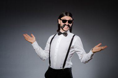 Adam bıyık ve güneş gözlüğü gri karşı