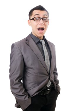 Beyaz izole gri elbiseli genç adam