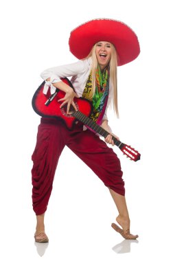 Kadın sombrero ile gitar takıyor.