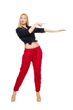 Kırmızı pantolonlu, beyaz pantolonlu kadın.