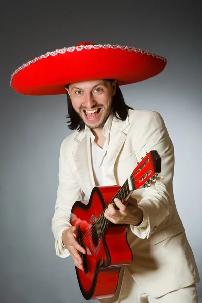 Divertido mexicano de traje sosteniendo la guitarra contra el gris —  Fotos de Stock