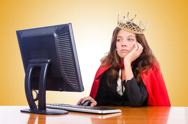 Reine de bureau isolée sur le jaune — Photo