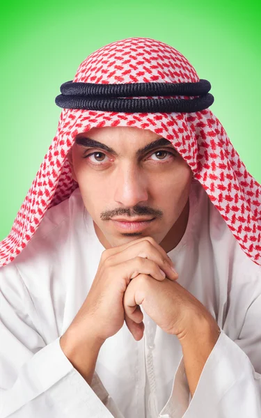 Jonge Arabische geïsoleerd op de groene — Stockfoto