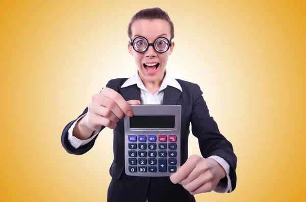 Nerd vrouwelijke boekhouder met calculator — Stockfoto