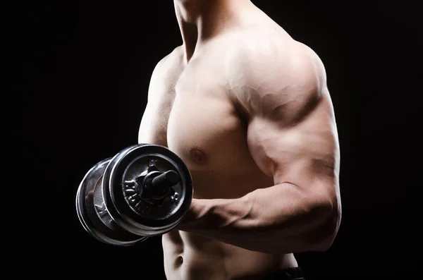 Muscular fisiculturista rasgado com halteres — Fotografia de Stock