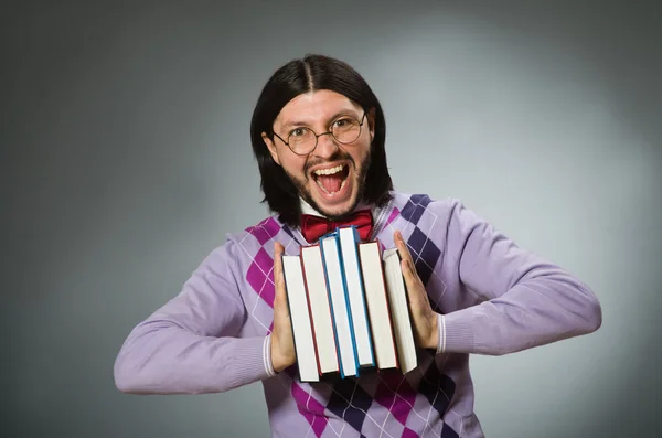 Jovem estudante com livro no conceito de aprendizagem — Fotografia de Stock