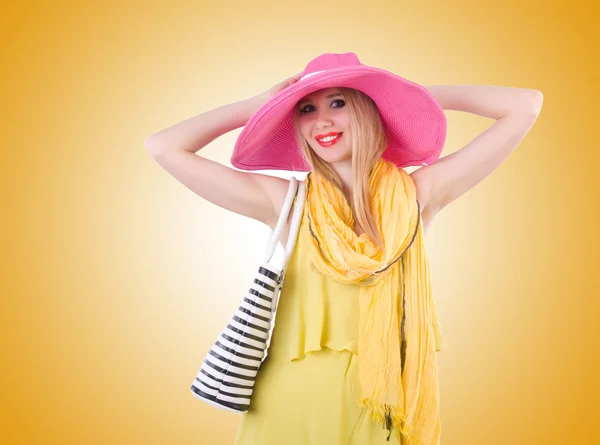 Young attractive woman ready for summer vacation — Stock Photo, Image