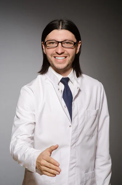 Médico joven contra gris — Foto de Stock
