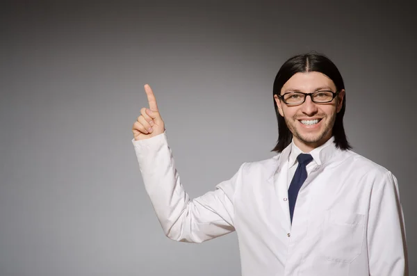 Junge Ärztin gegen Grau — Stockfoto