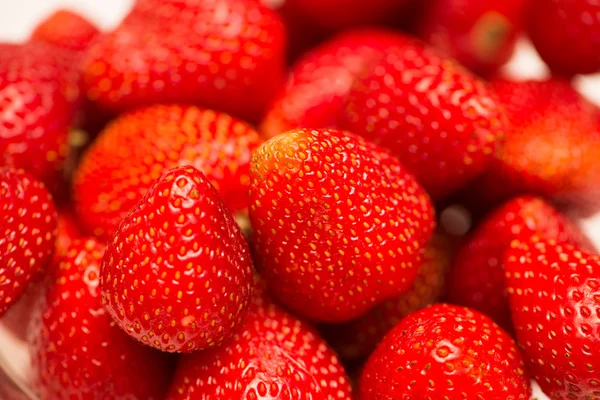 Fresas dispuestas en la pantalla — Foto de Stock