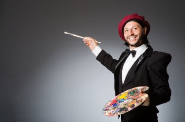 Stüdyoda çalışan komik bir sanatçı.