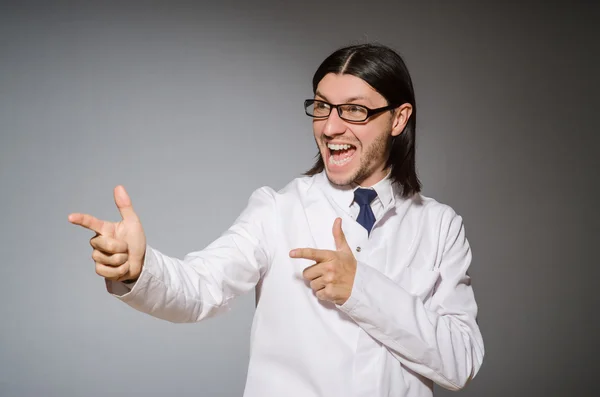 Médico masculino contra gris — Foto de Stock