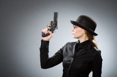 Griye karşı silahı olan kadın casus.