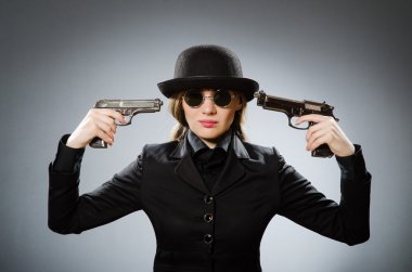 Griye karşı silahı olan kadın casus.